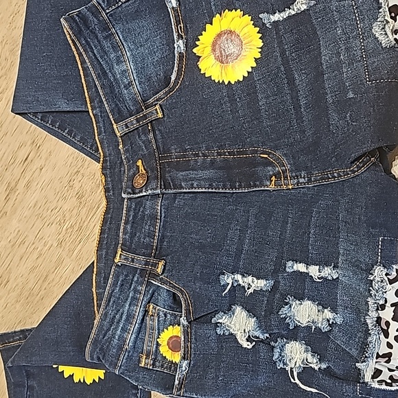 Astylish NWOT Womans Distressed Sunflower Jeans size Small - Picture 7 of 7